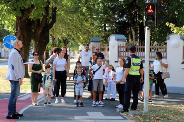U đakovačke škole krenulo 236 prvašića, 35 više nego lani – gradonačelnik im darovao kacige