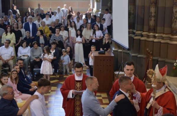 Sakrament krizme primilo 111 krizmanika Župe Svih svetih u Đakovu