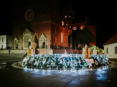 Paljenje prve adventske svijeće na Strossmayerovom trgu