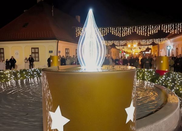 Upaljena prva adventska svijeća na Strossmayerovom trgu